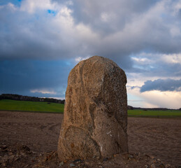 Duży kamień na polu