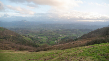 Fototapeta na wymiar Panorama desde un monte verde en Asturias