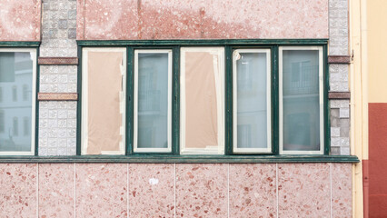 Ventanas tapadas en una obra