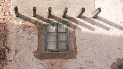 VIgas de madera saliendo en pared de casa abandonada © Darío Peña