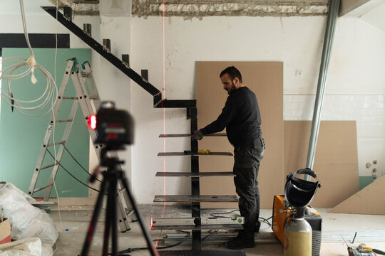 Man installs treads on the stairs