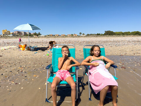 Family in the shore. UGC