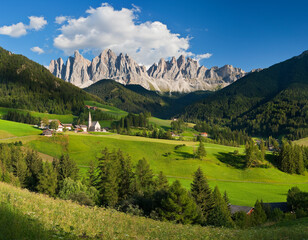 Fototapeta na wymiar Italien, Südtirol, Alto Adige, Dolomiten, Villnösstal, Santa Maddalena, Geisler Spitzen