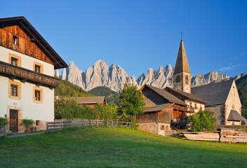 Italien, Südtirol, Alto Adige, Dolomiten, Villnösstal, Santa Maddalena, Kirche, Geisler Spitzen