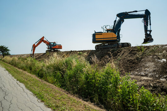 Mechanical shovel at work