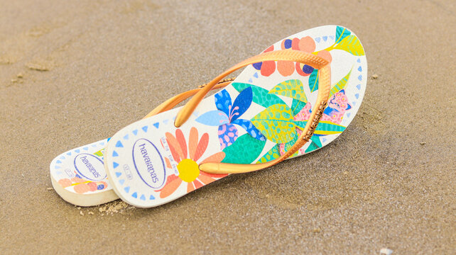 Par de chinelos havainas floridas na areia de uma praia  do brasil, foto feita em Riveira de S&atilde;o Louren&ccedil;o em Bertioga SP Brasil em 01 Mar&ccedil;o 2024