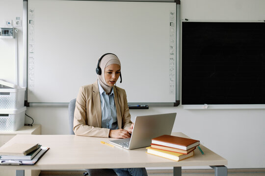 Educator participating in e-learning session 