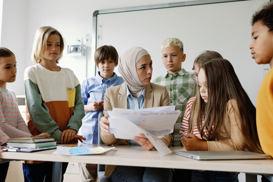 Art teacher chatting with students about picture 
