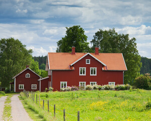 Fototapeta na wymiar Schweden, Bauernhaus, Wiese, Wolken