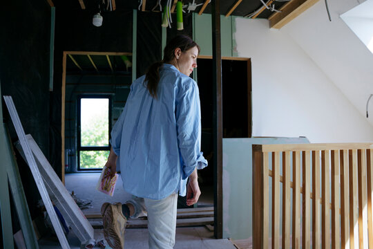 Women is building a house