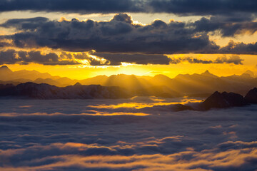 Italien, Lombardei, Stilfser Joch Nationalpark, Blick vom Monte Scorluzzo Richtung Engadin, Sonne, Wolken