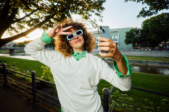 Peace on a selfie