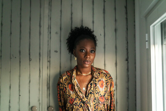 retrato de mujer negra en casa