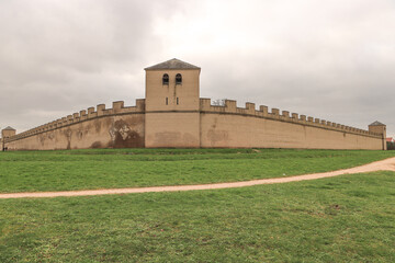 Fototapeta na wymiar Archäologischer Park Xanten: Imposante Stadtmauer mit Türmen 