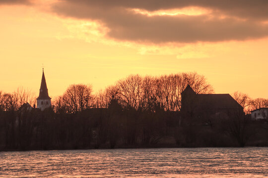 Sonnenuntergang am Niederrhein; Blick von Duisburg-Walsum hin&uuml;ber nach Orsoy