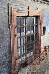 Altes Fenster am verlassenen Haus.