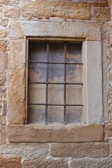 Fototapeta na wymiar Altes Fenster am verlassenen Haus.