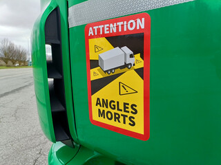 Sticker stuck on the door of a truck: pay attention to the blind spot
