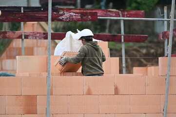 ouvrier maçon sur un chantier de construction d'un bâtiment d'habitation