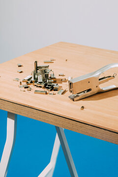Staple gun with staples