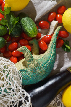 Dinosaurier with vegetables on the table