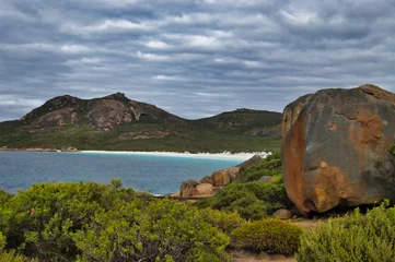 Badezimmer Foto Rückwand Cape Le Grand National Park, Westaustralien View of Thistle Cove on an overcast day, large granite boulder in the foreground. Cape Le Grand National Park, Esperance, Western Australia 