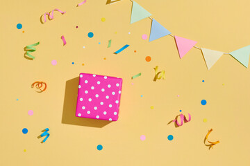 The pattern is made of a garland of triangular multicolored