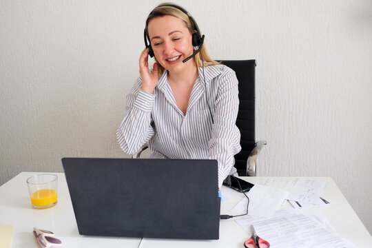 Customer support worker assistant computer workplace conversation