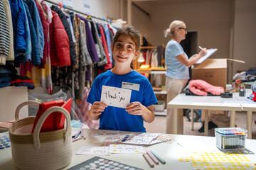 volunteer with handwritten Thank you notes 