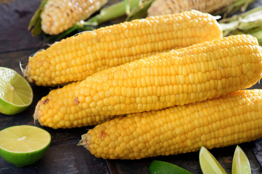 Corn Delight: 4K Ultra HD Image of Delicious Steamed Corn on the Cob