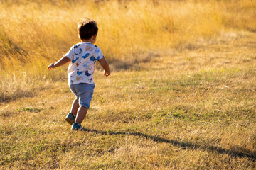 Niño corriendo en el campo