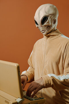 alien is using an old computer