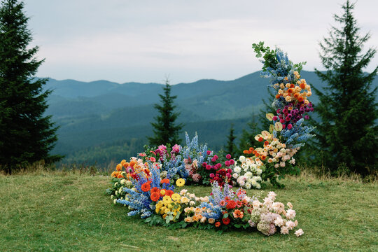 Arrangement alfresco combination natural mountains ikebana
