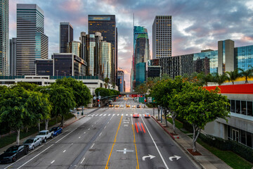 Fototapeta premium City Lights at Twilight: 4K Ultra HD Image of Downtown Los Angeles Figueroa Street Traffic After Sunset