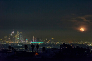 Fototapeta na wymiar Lunar Majesty: 4K Ultra HD Image of Super Moon Over Los Angeles