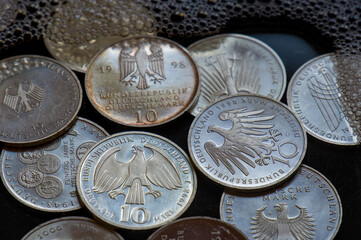 Reinigung von Gedenkmünzen / Silbermünzen (925 Sterling) in einem Reinigungsbad (Numismatik)