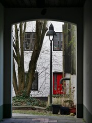 Straßenlaterne in einer Flensburger Gasse