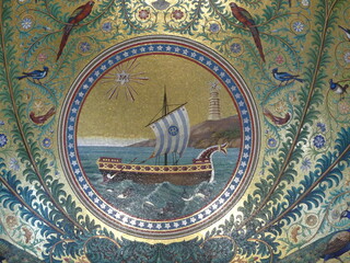 Peinture dorée de caravelle au plafond