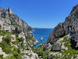 Fototapeta na wymiar Mer bleue dans les Calanques à Marseille