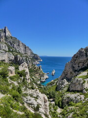Fototapeta na wymiar Mer bleue dans les Calanques à Marseille