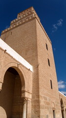 Obraz premium Minaret of the Great Mosque of Kairouan, seen from the inner courtyard, in Kairouan, Tunisia