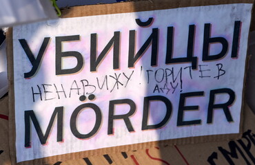 Pappschild vor der russischen Botschaft: 