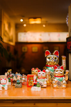 Different maneki neko figures