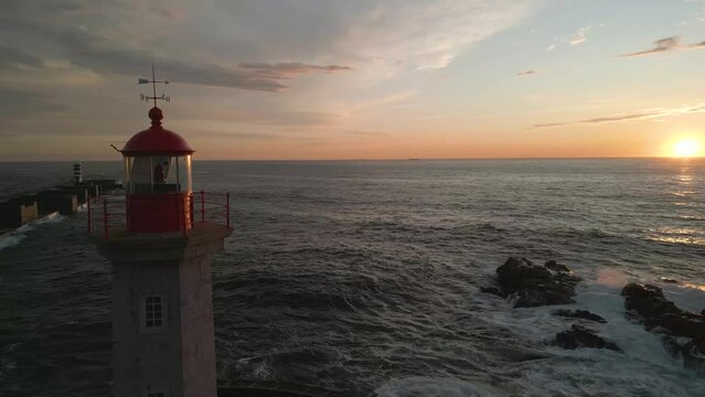 Farol na costa do Oceano Atl&acirc;ntico, na antiga cidade europeia do Porto