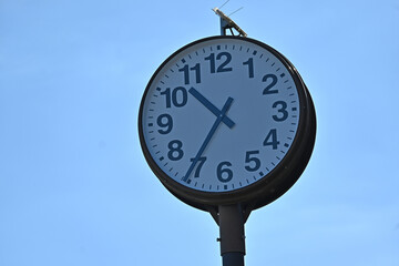 青空とアナログ時計