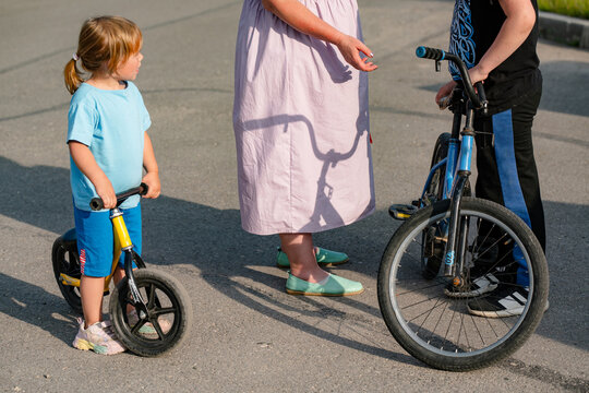 mother talks with children about safety on extreem sports 
