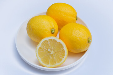 白いお皿に盛られたレモン
