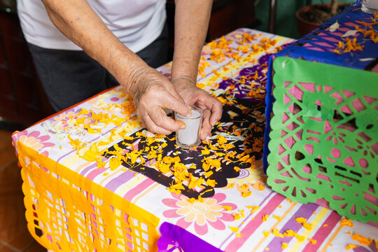 Person preparing an ofrenda.