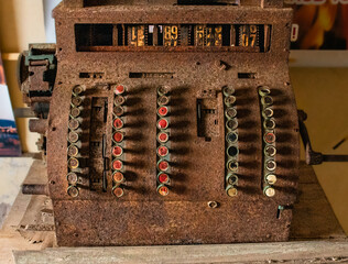 Antigua caja registradora oxidada