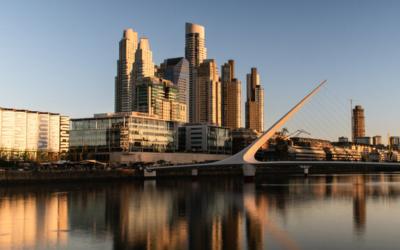Puerto madero y puente de la mujer, Buenos Aires.